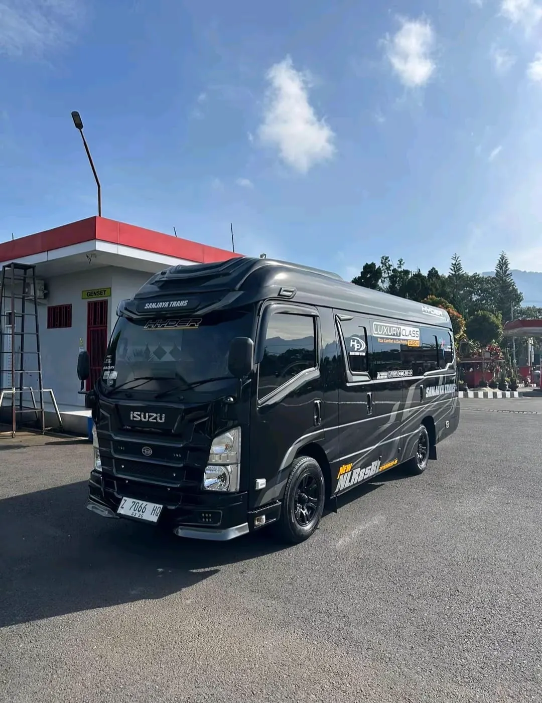 Elf untuk rombongan Bay Holidays Trans